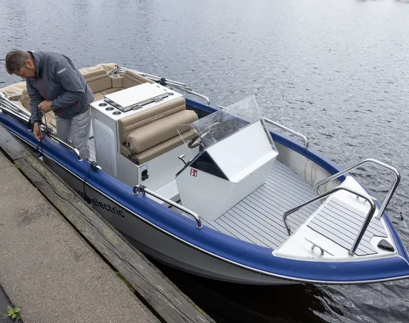 Valkama Watercraftsin tekninen johtaja Petri Ääri Valkaman sähkömoottorisessa veneessä Mikkelin satamassa Saimaalla.