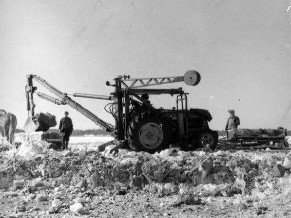 Uittoväylän ruoppausta talvella Hydro-kaivurilla (myöhemmin Riuku-Vammaksena tunnettu). Pienissä maansiirtokohteisssa, kuten esimerkiksi pudotuspaikkojen edustalla, käytettiin kevyttä kaivukalustoa, ja 1950-luvulla työllistettiin vielä hevosiakin.