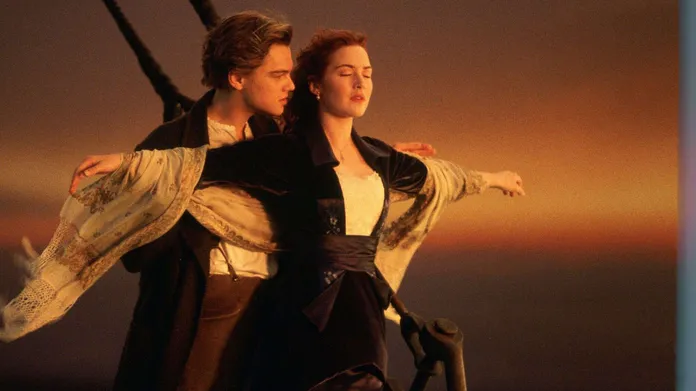 Juhlavuottaan viettävän Titanic-elokuvan ikonisimmassa kuvassa keskeisessä  roolissa on simppeli klassikkokoru | Kauppalehti
