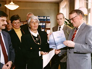 Professori Assar Lindbeck (oik.) jätti työryhmineen 201-sivuisen raporttinsa Ruotsin talouden kääntämiseksi valtiovarainministeri Anne Wibblelle (kesk.) Tukholmassa 9.3.1993.