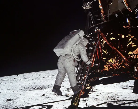 Neil Armstrong kuvasi kollegansa Edwin Aldrinin ensi askeleet Kuun pinnalla.