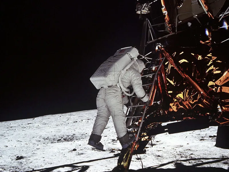 Neil Armstrong kuvasi kollegansa Edwin Aldrinin ensi askeleet Kuun pinnalla.