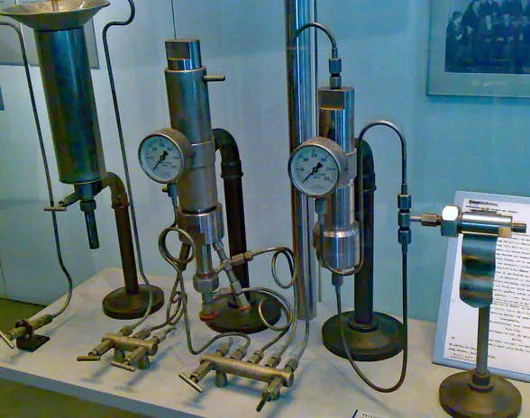 Fritz Haberin käyttämä ammoniakin synteesilaitteisto Berliinin juutalaisessa museossa.