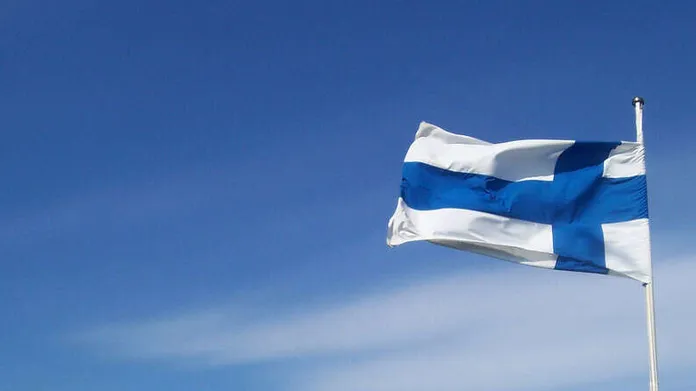 Ministeriö vastaa isänpäivän liputuksen aiheuttamaan hämminkiin: ”Ei  merkitse eroa isien ja äitien arvostamisessa” | Uusi Suomi