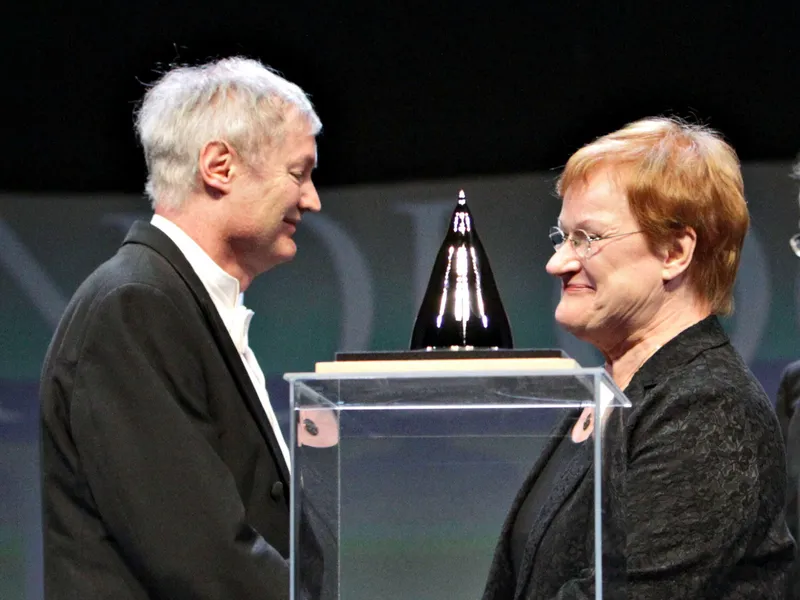 Tasavallan presidentti Tarja Halonen luovutti Millennium-teknologiapalkinnon Michael Grätzelille vuonna 2010.