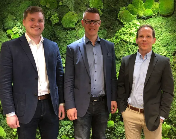 Keskellä Sisua Digitalin toimitusjohtaja Tomi Torri, vasemmalla Ilari Immonen ja oikealla Jarno Toivonen.