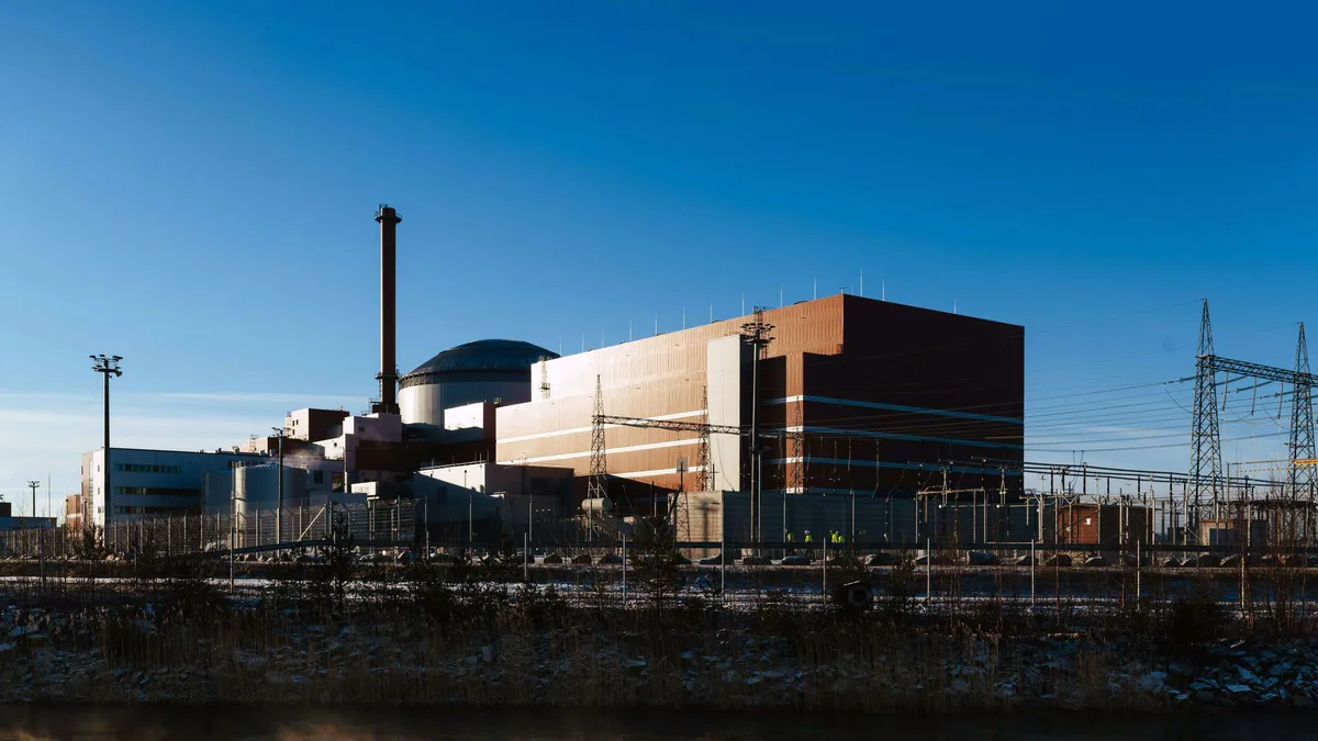 Laitostoimittaja Areva-Siemensillä on Olkiluodossa yhä peräti 800 työntekijää. Laitoksen ongelmat ovat etualalla näkyvässä turbiinilaitoksessa, joka tekee sähköä takana näkyvän ydinreaktorin tuottamalla höyryllä.