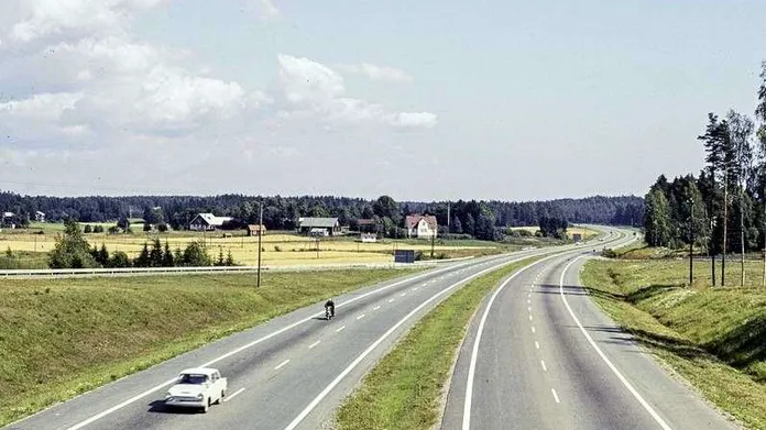 Suomen ensimmäinen moottoritie rakennettiin työllisyystöinä ja 