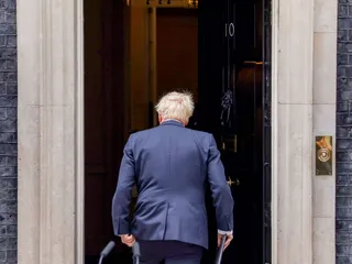 Boris Johnson selvisi monesta kohusta, mutta seksuaalisesta ahdistelusta syytetyn kansanedustajan nimittäminen hallituksen tehtäviin katkaisi kamelin selän.