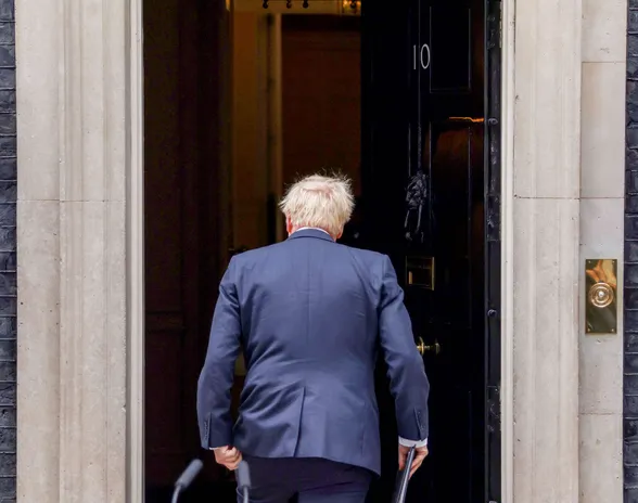 Boris Johnson selvisi monesta kohusta, mutta seksuaalisesta ahdistelusta syytetyn kansanedustajan nimittäminen hallituksen tehtäviin katkaisi kamelin selän.