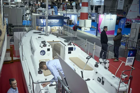 10,33 metriä pitkä ja kolme metriä leveä uutuus on plaanava purjevene. Plaaniin noustakseen purjeveneen pitää olla purjepinta-alaan nähden kevyt. First 30 painaa noin 3 000 kilogrammaa. Syväys on alle kaksi metriä. Pintaliitoon vene nousee, kun tuulennopeus on seitsemän metriä sekunnissa. Vauhtia on parhaimmillaan 15 solmua. Moottorin teho on 14 hevosvoimaa.