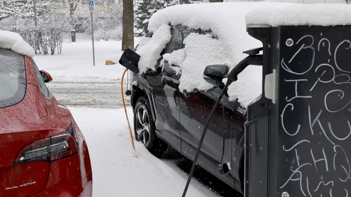 ”Surkeimmat sääolot” – Sähköauton toimintamatka on Suomessa koko Euroopan huonoin