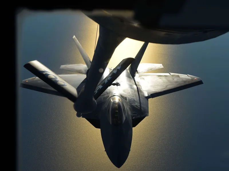 Kuvassa F-22 Raptor lentää KC-135 Stratotanker -tankauskoneen takana. Monet USA:n sotilaskoneista ovat jo eläkeiässä.