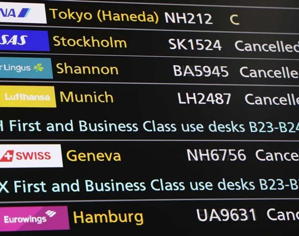 Peruttuja lentoja Lontoon Heathrow’n lentoaseman infonäytöillä 28.8. 2023.