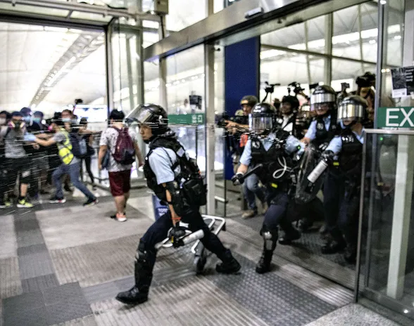 Hongkongin lentokenttä ruuhkaantui mielenosoittajista viime viikolla, ja monia lentoja jouduttiin perumaan.
