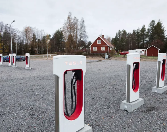 Pitkien latausaikojen tuoma päänvaiva nähdään hinnan ohella tekijänä, joka haittaa täyssähköautojen kysyntää Suomessa. Kuvassa Teslan latauspiste Pohjois-Ruotsin Töressä.