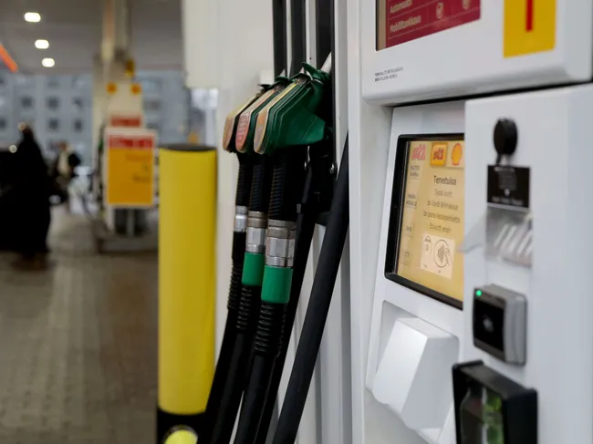 Kallistunut. Lokakuussa bensa oli noin 15 prosenttia kalliimpaa kuin vuosi sitten. Dieselissä nousu oli 33 prosenttia ja kevyessä polttoöljyssä 69 prosenttia. OUTI JÄRVINEN