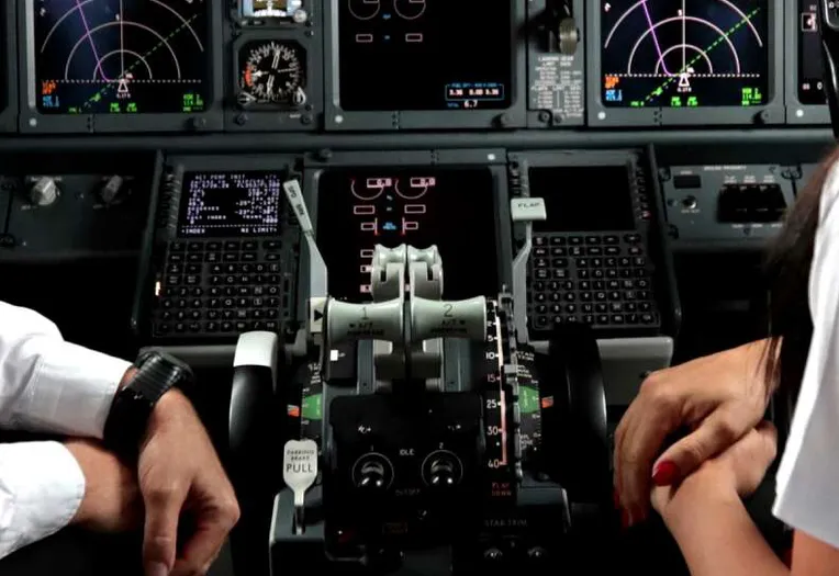 Tehovivut (yllä) ja polttoaineensyötön pääkytkimet eli niinkutsutut fuel cutoff switchit (alla) Boeing 737:n ohjaamon keskikonsolissa.