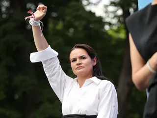 Sijaisehdokkaaksi itsensä tituleerannut Svetlana Tihanovskaja kannustaa kannattajiaan pukemaan valkoisen rannekorun. Sen on määrä symboloida rehellisyyttä ja puhtautta.