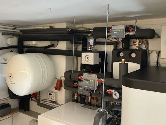 Lämpöpumppu vanhaan taloon ilman isoa remonttia? – Tutkijat mittasivat 77 laitetta ja selvittivät