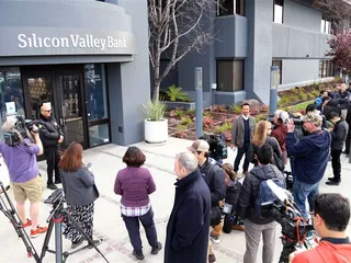 Asiakkaat ja media odottivat Silicon Valley Bankin ulkopuolella Kaliforniassa eilen maanantaina viranomaisten otettua pankin haltuunsa. EPA.