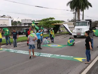 Eri puolilla Brasiliaa rekkakuskit ovat toteuttaneet protesteja vaalitulosta ja Lulan voittoa vastaan sulkemalla valtateitä.