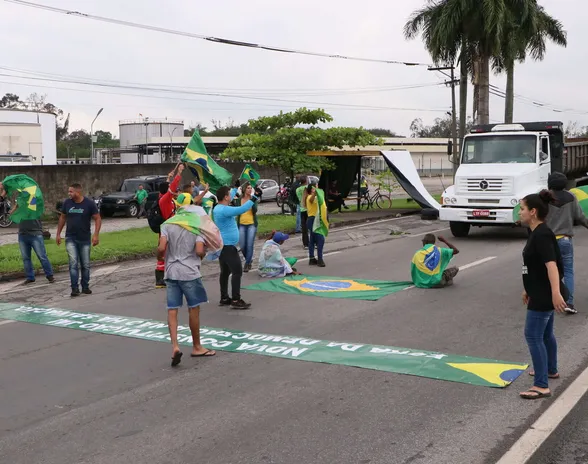 Eri puolilla Brasiliaa rekkakuskit ovat toteuttaneet protesteja vaalitulosta ja Lulan voittoa vastaan sulkemalla valtateitä.