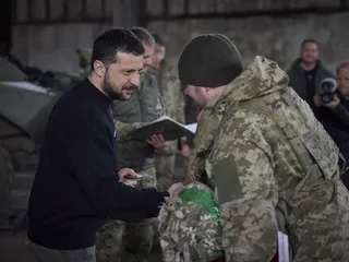Ukrainan presidentti Volodomyr Zelenskyi tapasi sotilaista Bah’mutin alueella aikaisemmin tällä viikolla.