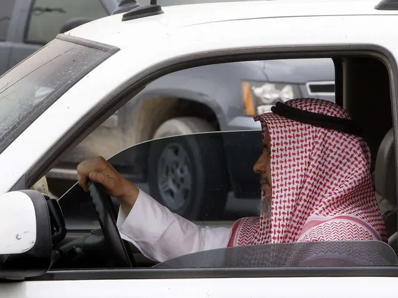 Saudi-Arabia sallii naisten autoilun | Uusi Suomi