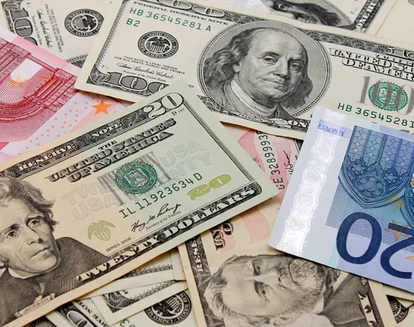 Yhdellä eurolla saa loppuvuonna yhden dollarin, arvioi ekonomisti Kristian Nummelin.