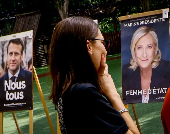 Vaalipäivä. Emmanuel Macronin ja Marine Le Penin kamppailu Élysée-palatsin isännyydestä huipentuu tänään. Vaalien odotetaan olevan viime vaaleja tasaisemmat.