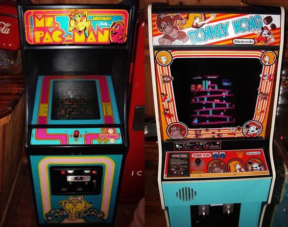 Kuvassa Ms. Pac-Man - ja Donkey Kong -peliautomaatit. Pelit päätyivät myöhemmin konsoleille.