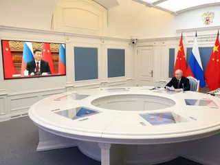 Kremlin julkaisema kuva Vladimir Putinin etätapaamisesta Xi Jinpingin kanssa.