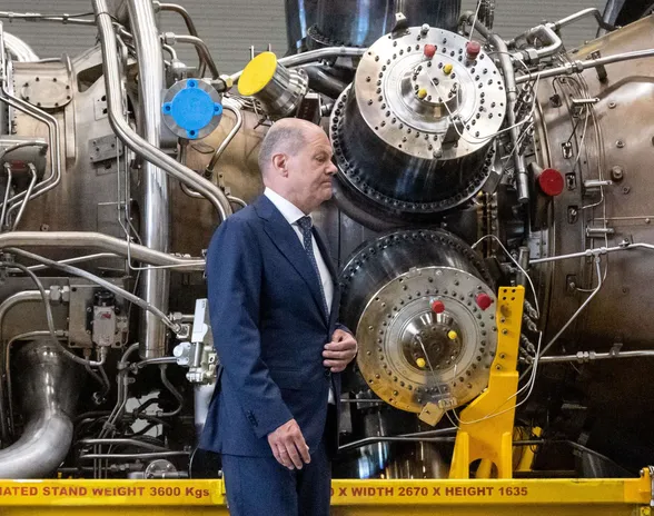 Saksan liittokansleri Olaf Scholz vieraili Siemensin tehtaalla ja poseerasi lehtikuvaajille kohutun Nord Stream 1 -kaasuputken turbiinin vieressä.