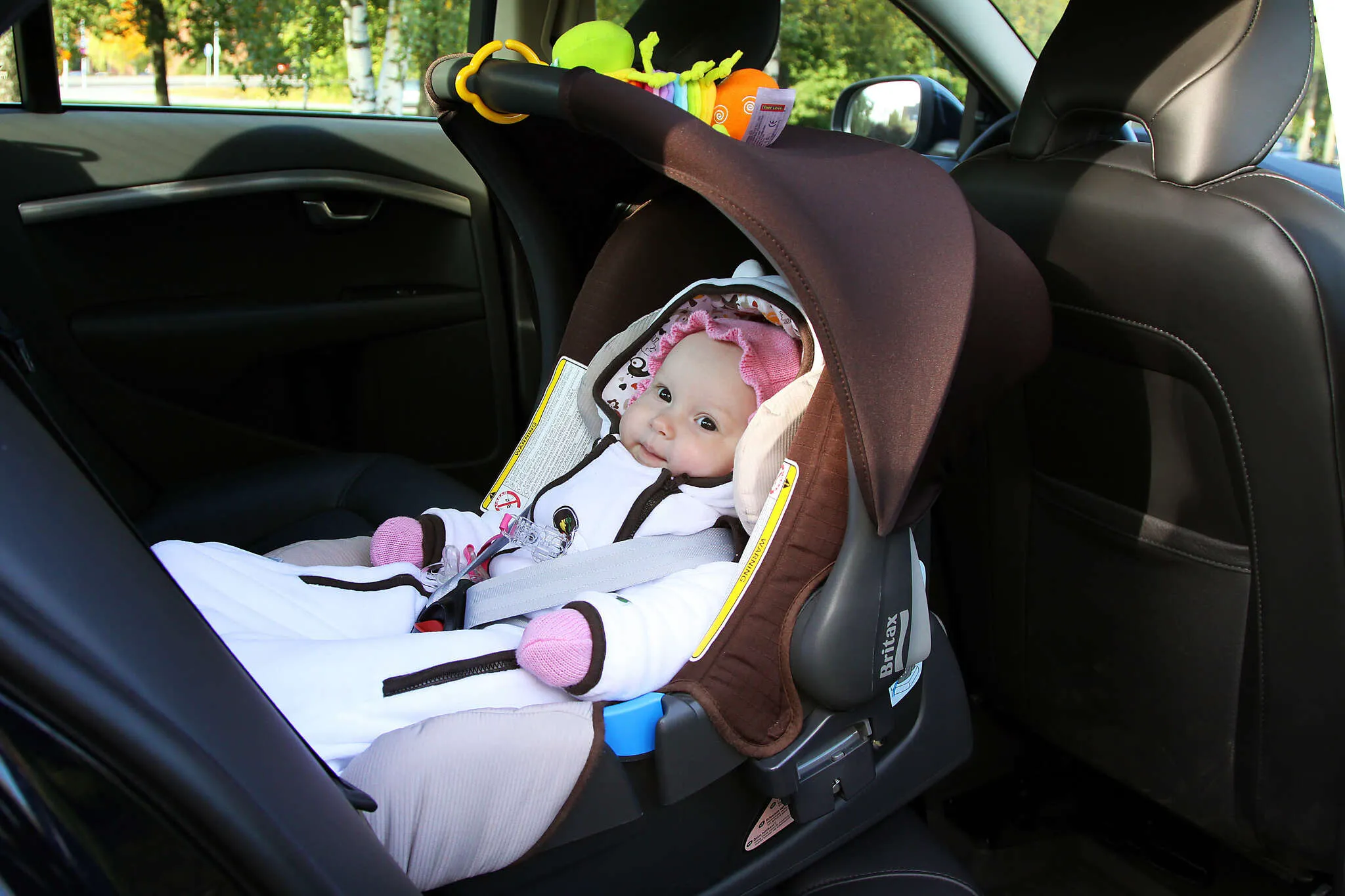 Как ставится автолюлька в машину для новорожденных фото