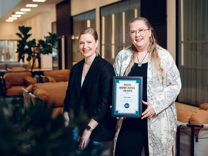 Viime vuoden voittaja Susanna Kyllönen jakoi palkinnon Ursula Koskelle (oikealla).