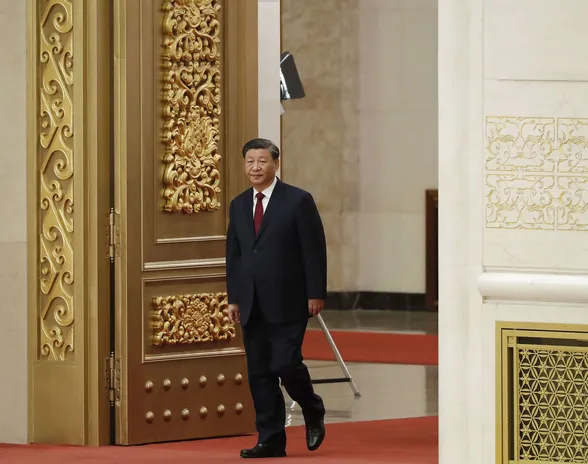Kiinan kommunistista puoluetta johtava Xi Jinping puhui uuden puoluejohdon julkistamisen jälkeen. Monien asiantuntijoiden mukaan epäluottamus markkinoilla johtui juuri uuden puoluejohdon jäsenten profiileista.