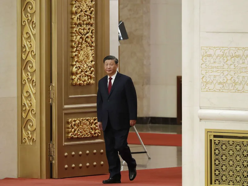 Kiinan kommunistista puoluetta johtava Xi Jinping puhui uuden puoluejohdon julkistamisen jälkeen. Monien asiantuntijoiden mukaan epäluottamus markkinoilla johtui juuri uuden puoluejohdon jäsenten profiileista.