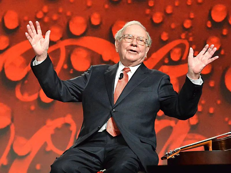 Monien ihailema porho Warren Buffett suosikkiyhtiöihinsä kuuluvan Coca-Colan Companyn osakkeenomistajien tapaamisessa.