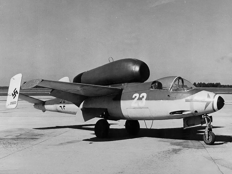 Heinkel He-162 rakennettiin pääosin puusta ja teräksestä, koska alumiiinia ei ollut enää saatavilla.