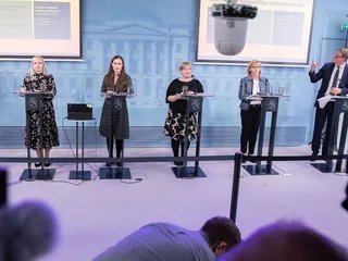 Valtiovarainministeri Matti Vanhanen (oikealla) esitteli hallituksen viisikon kanssa hallituksen budjetin pääpiirteitä ja hahmotelman siitä, miten Suomi irtautuu jyrkästä velkaantumisesta.