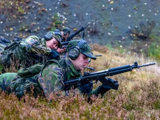 Suomalainen varusmies vaihtamassa RK 95 -rynnäkkökiväärin lipasta. Lippaanvaihto ja lataus voi olla selvästi nopeampi operaatio Sakon tulevalla AR-pohjaisella kiväärillä.