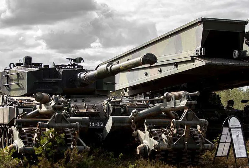 Puolustusvoimien raivauspanssarivaunu Leopard 2A4 Urdan.