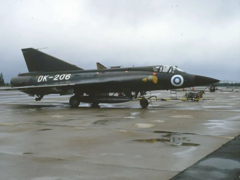 Ilmavoimien Saab J 35B Draken Rovaniemellä 2.8.1985. Saab kehitti amerikkalaisten avulla muutamassa vuodessa peräti neljä eri hävittäjäkonetta. Yksi niistä oli Suomenkin käyttämä Draken.