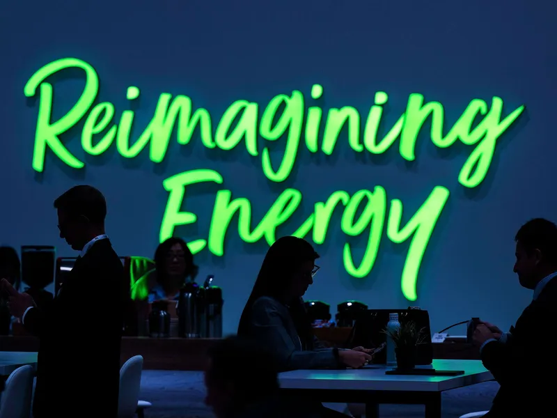 Brittiläinen BP on ottanut sloganikseen ”reimagining energy” ja kertoi joitain vuosia sitten muuttuvansa ”öljy-yhtiöstä energiayhtiöksi”. Viime vuonna BP:n pääomamenoista vain 3–6 prosenttia suuntautui uusiutuvaan energiaan ja vähähiilisiin energiaratkaisuihin, loput öljyyn ja kaasuun.