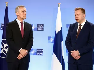 Pääsihteeri Jens Stoltenberg ja puolustusministeri Antti Kaikkonen (kesk) Brysselissä 20. maaliskuuta 2023.