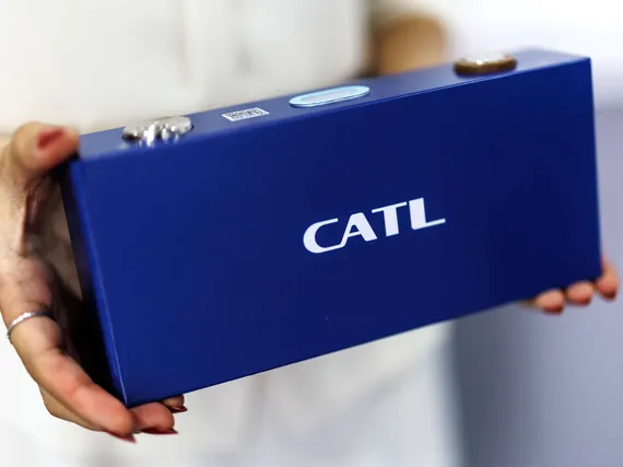 Uutuusakuilla kovat lupaukset: 4 minuutin latauksella sähköauto ajaisi 1 500 kilometriä