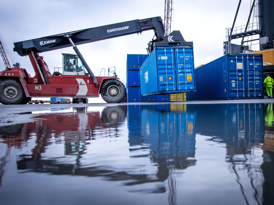 Cargotec selvittää Hiabin ja Kalmarin eriyttämistä itsenäisiksi pörssiyhtiöiksi. Kalmar on erikoistunut satamalaitteisiin ja -palveluihin, Hiab kuorma-autojen nostimiin.