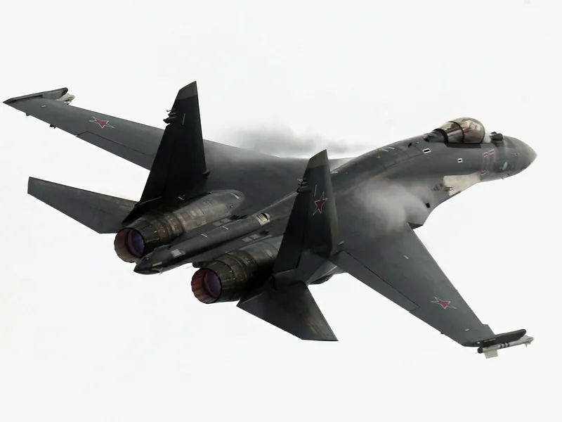 Suhoi Su-35 -nimellä kutsutaan vanhemman Su-27:n kehittyneimpiä versioita. Tämä Su-35 esiintyi MAKS-2013-lentonäytöksessä Zhukovskin lentoasemalla 2013.