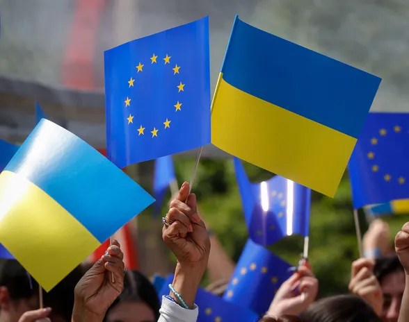 Venäjän sota Ukrainassa painaa taloutta etenkin Euroopassa. Toukokuun alussa juhlistettiin Eurooppa-päivää, ja Brysselissä järjestetyssä kulkueessa osoitettiin tukea Ukrainalle.
